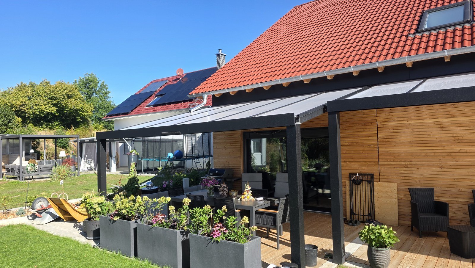 Terrassendach Referenzen: Anthrazit mit Doppelstegplatten, Gesamtansicht mit Terrasse und Garten