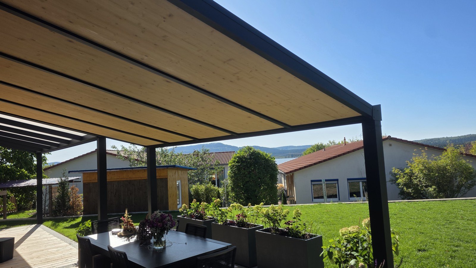 Terrassendach in Anthrazit, Untersicht mit nachträglicher Holzverkleidung als Sonnenschutz