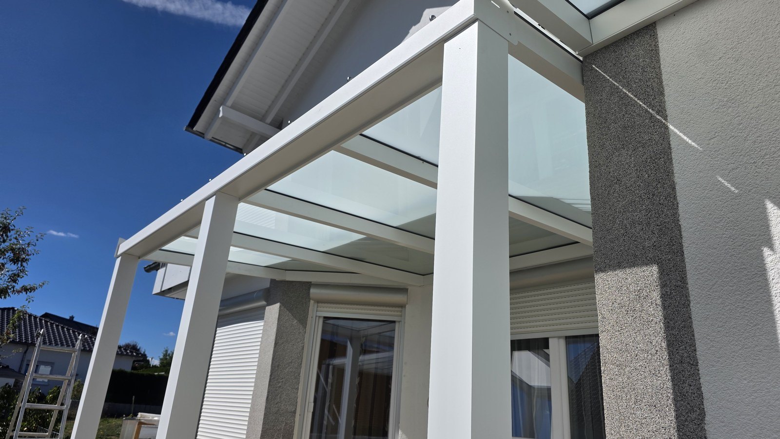 Terrassendach in Weiß mit Verbundglas, Eckansicht von unten