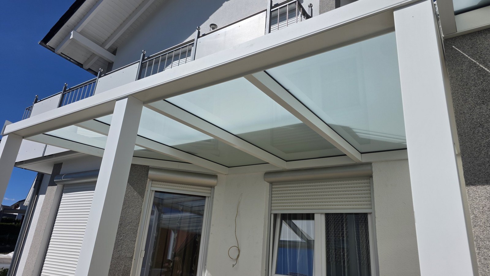 Terrassendach in Weiß mit Verbundglas, Untersicht unter einem Balkon