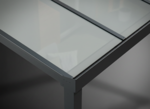 Abschlusskeil Polycarbonat (auf Palisaden, opal), für Überdachung Tiefe 2,5 m: Dreieckiger Abschlusskeil aus opalem Polycarbonat mit Aluminiumrahmen, schließt die seitliche Öffnung zwischen.